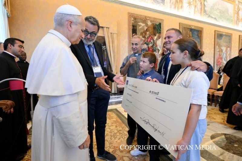 La consegna simbolica dell'assegno a Papa Leone XIV