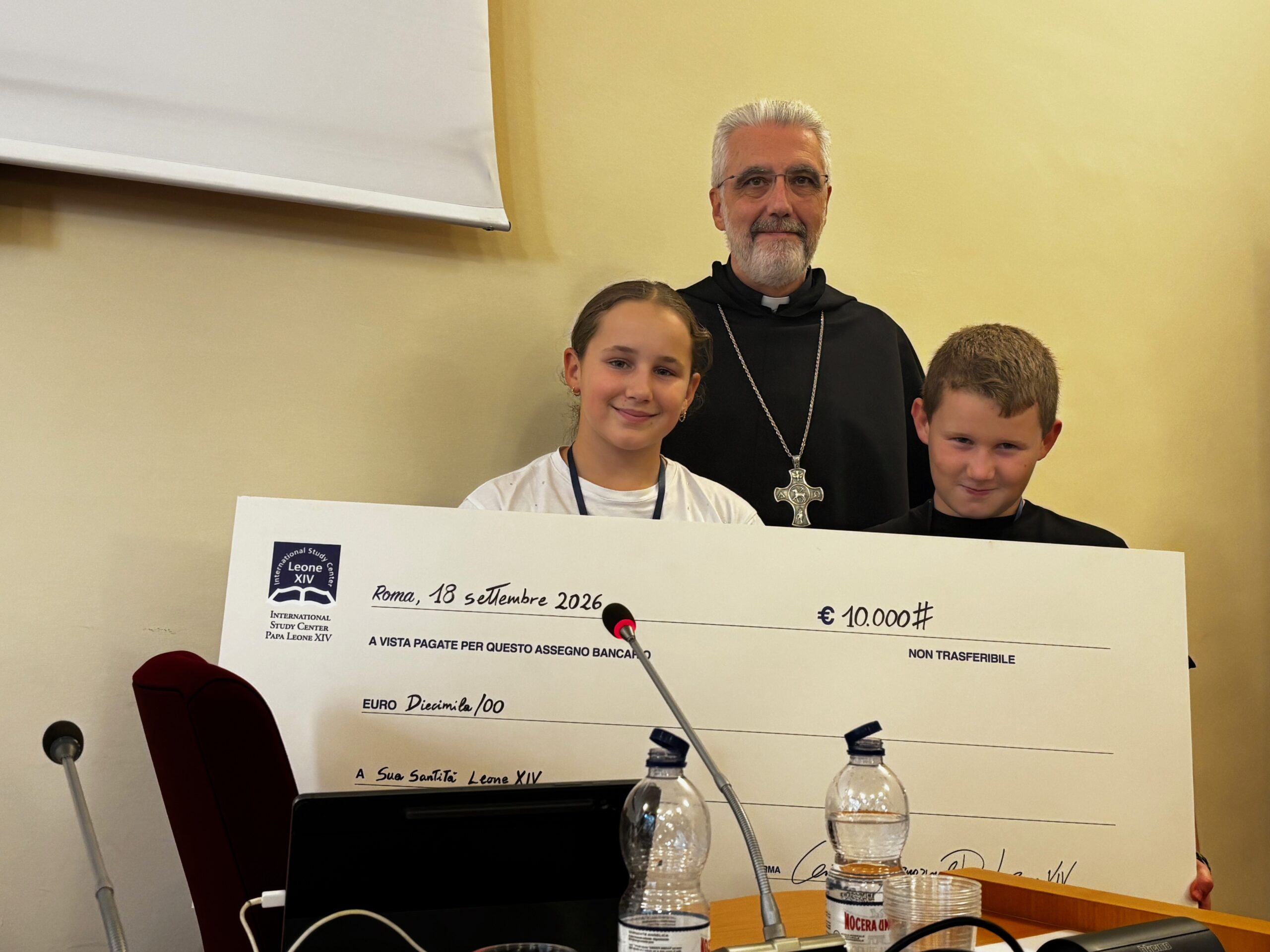 Mons. Luis Marín de San Martín con l'assegno simbolico della raccolta